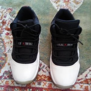 Jordan 11 GS "Tuxedo"
